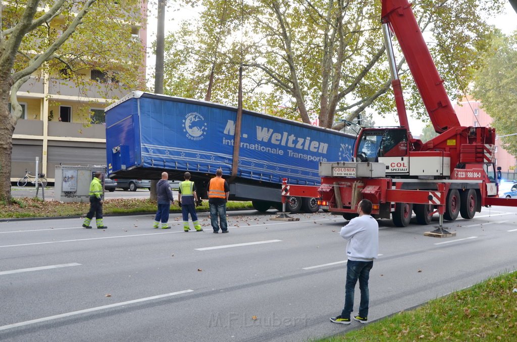 LKW verliert Auflieger Koeln Boltensternstr Pasteurstr P1960.JPG